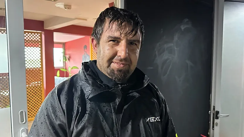 Fethiye'de örnek davranış: Kurye Vedat Yedikule, bulduğu çantayı yağmura rağmen sahibine ulaştırdı