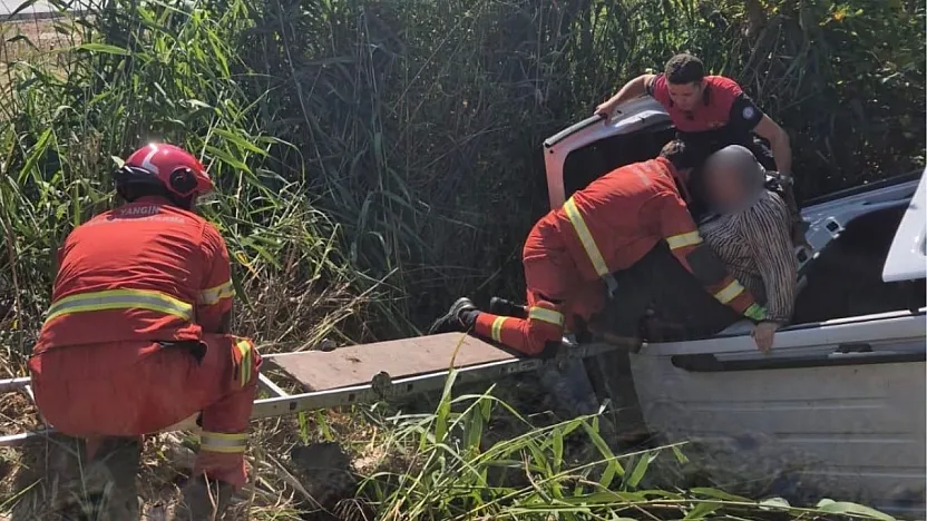 Fethiye'de otomobil dereye uçtu, Araçta mahsur kalan 2 kişi kurtarıldı