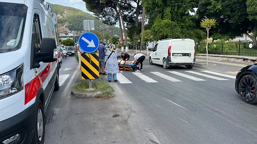 Fethiye'de otomobil motosiklete çarptı: 2 kişi hastaneye kaldırıldı