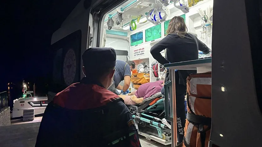 Fethiye'de özel teknede yaralanan vatandaşa denizden tahliye edildi