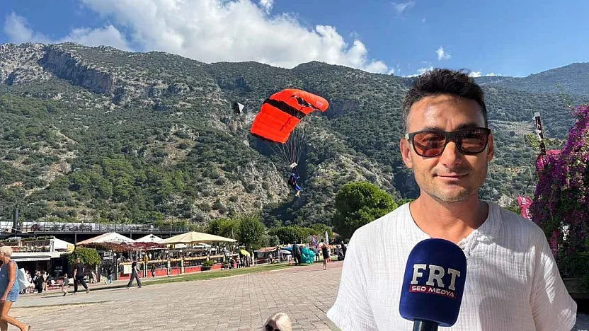 Fethiye'de paramotor gösterileri için deneyimli pilotlar gökyüzünde