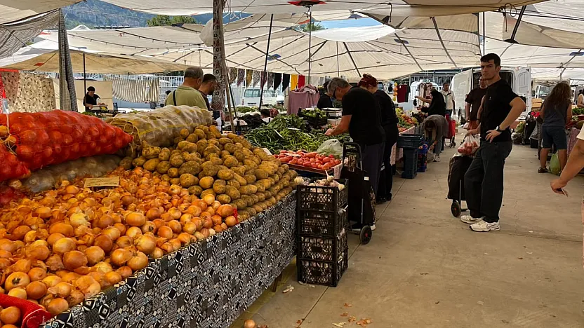 Fethiye'de Perşembe Pazarı'nda sebze ve meyve fiyatları