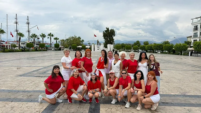 Fethiye'de Rus dans grubundan renkli gösteri