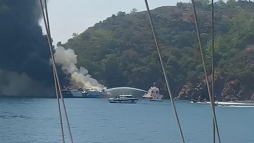 Fethiye'de tekne yangını: Katrancık Adası yakınlarında söndürme çalışmaları sürüyor