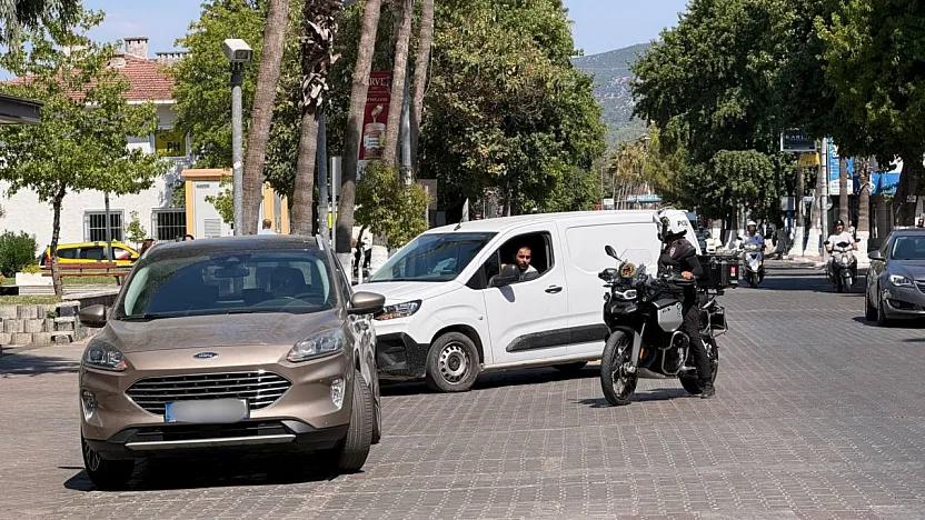 Fethiye'de Trafik Denetimi: Hatalı Park Eden Sürücüler Tek Tek Uyarıldı