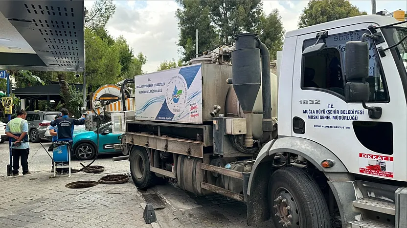 Fethiye'de yağmur öncesi mazgal ve kanalizasyon temizliği