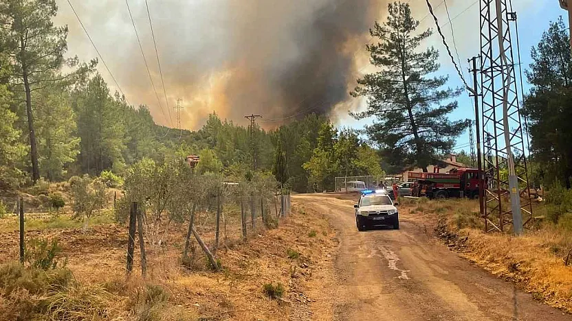 Fethiye'de yangın rüzgarın etkisiyle büyüyor: Alevler yerleşim yerlerine yaklaşıyor