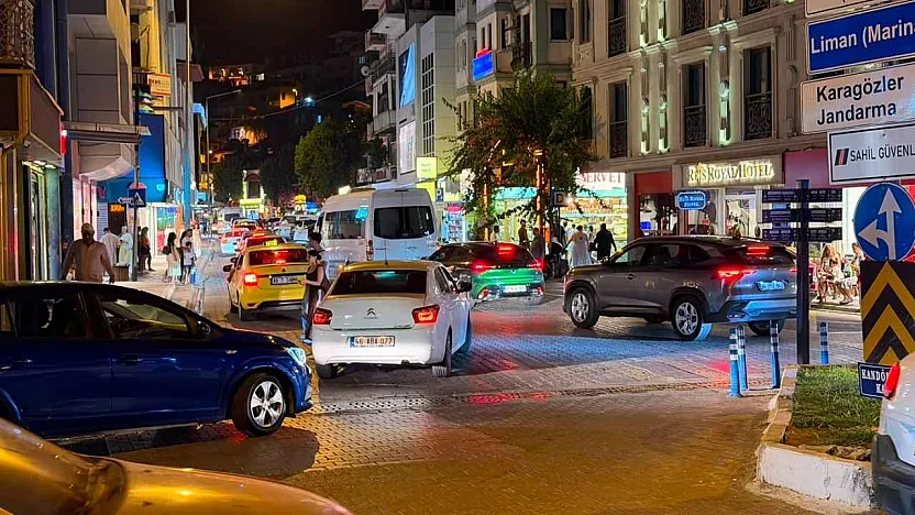 Fethiye'de yaz yoğunluğu akşam saatlerinde trafiğe yansıyor