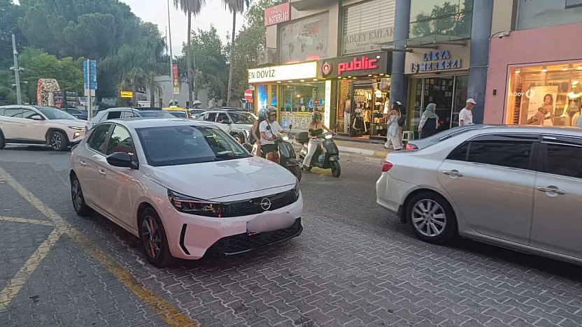 Fethiye'de yol ortasında bırakılan araç trafiği kilitledi