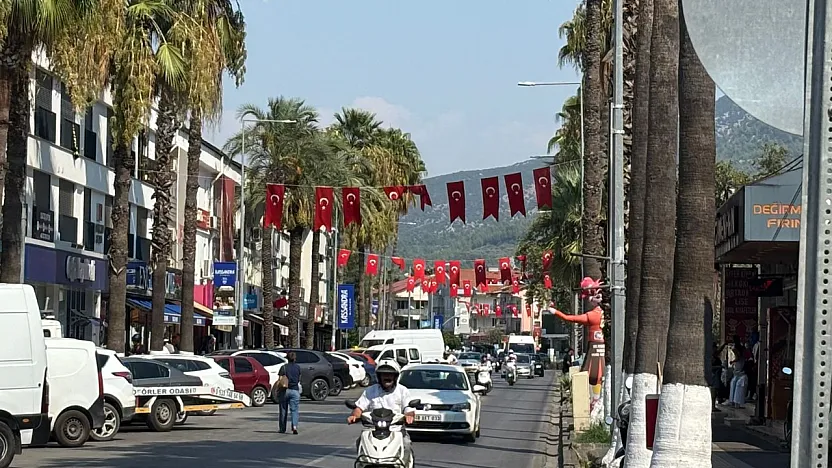 Fethiye'de Zafer Bayramı gururu: Caddeler ay yıldızlı bayraklarla donatıldı