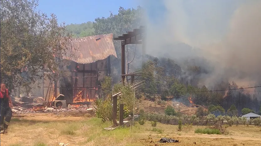 Fethiye'deki orman yangınında endişelendiren gelişme: Alevler yerleşim yerlerine yaklaştı