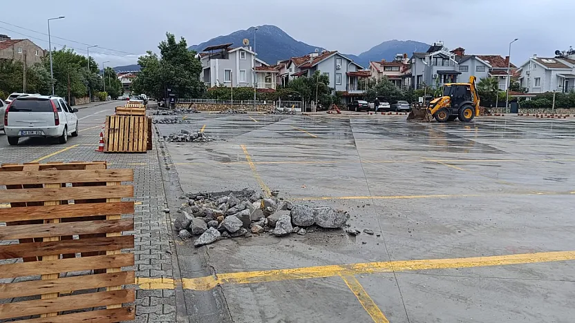 Fethiye Foça'da kurulan 'Pazar Pazarı'nın üzeri kapatılıyor