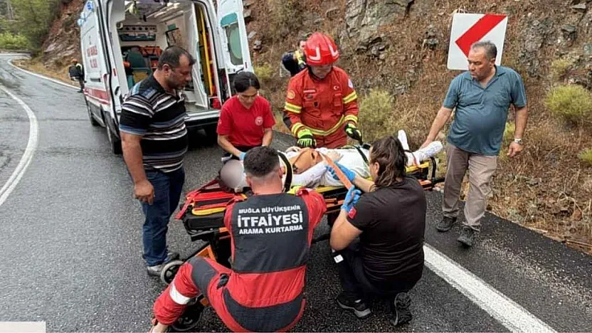 Fethiye Göcek'te trafik kazası: 1 kişi araçta mahsur kaldı