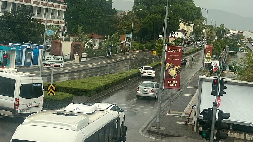 Fethiye Köprübaşı'nda araç refüje çıktı