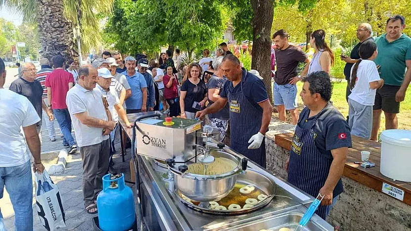 Fethiye Merkez Yeni Camii önünde hayır lokması ikramı