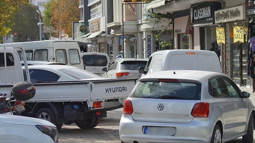 Fethiye merkezde trafik çilesi büyüyor: Çift sıra park isyan ettiriyor