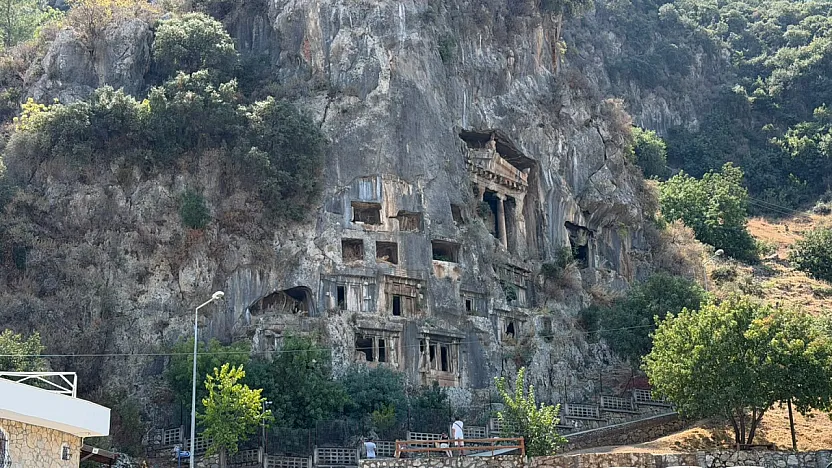 Fethiye'nin Binlerce Yıllık Tarihi Amintas Kaya Mezarları Ziyaretçilerini Büyülüyor