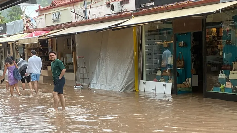 Fethiye Ölüdeniz'de sağanak yağış etkili oldu