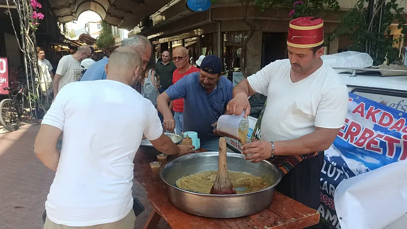 Fethiye Paspatur'da 'Çantacı İlhan' anısına kar şerbeti ikramı