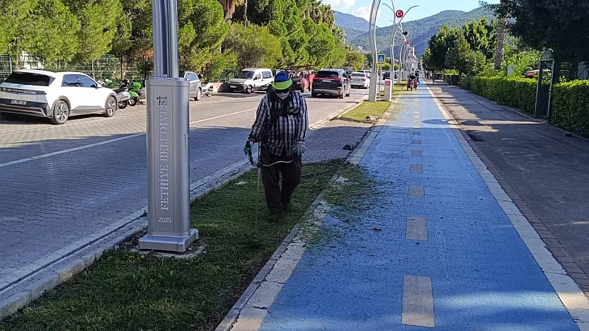 Fethiye Sahil Bandında Ot ve Çim Biçme Çalışmaları Sürüyor