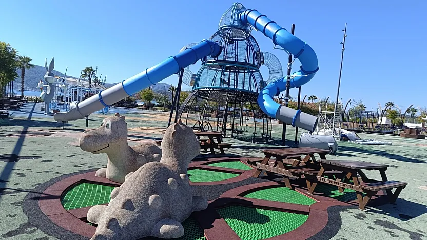 Fethiye Şehit Fethi Bey Parkı'nda yenileme çalışmalar devam ediyor