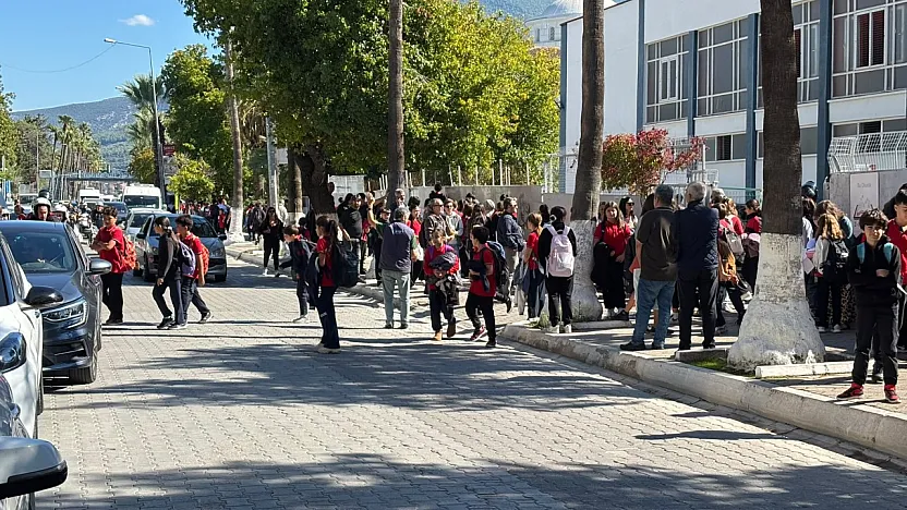 Gazi İlkokulu önünde öğle saatlerinde trafik düğümü