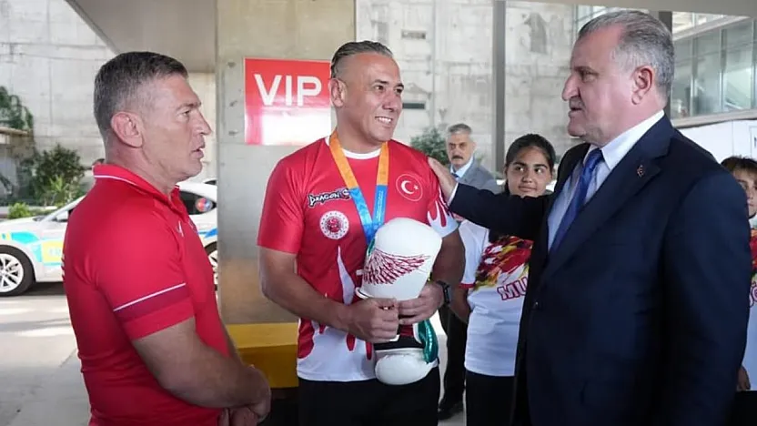 Gençlik ve Spor Bakanı Bak'ı Muğla'da milli sporcular karşıladı