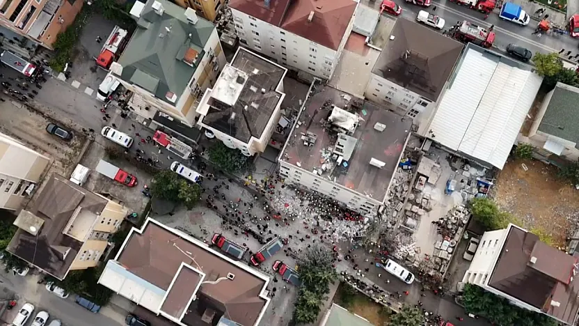 İstanbul Valiliği: 'Maltepe'de 1 kişi hayatını kaybetti, 3 kişiyi arama kurtarma çalışmaları sürüyor'