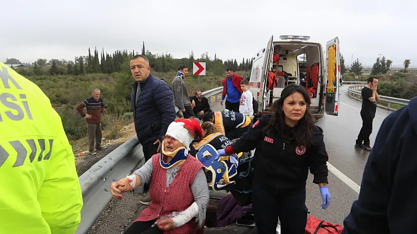 Kazada yaralanan yolcu o anları anlattı: 'Önce yan yatıp süründük, sonra bariyer saplandı'