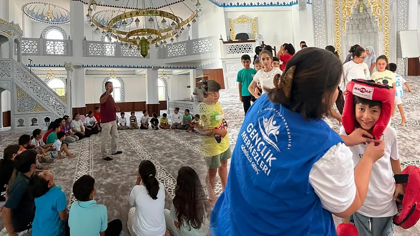 Kötekli Gençlik Merkezi gönüllüleri çocukların yüzünü güldürüyor