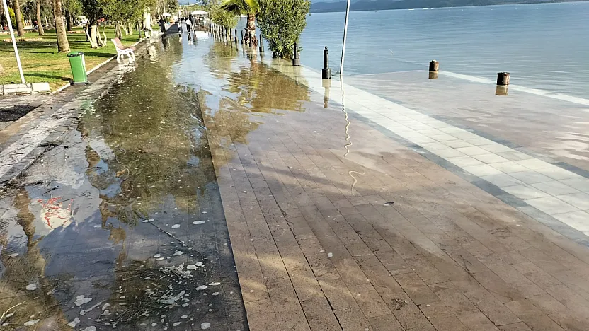 Köyceğiz Gölü taştı, Atatürk Kordonu sular altında kaldı