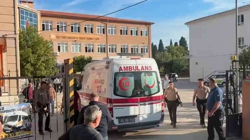 Manisa'da okul önünde silahlı saldırı: Yaralı öğrenciler var