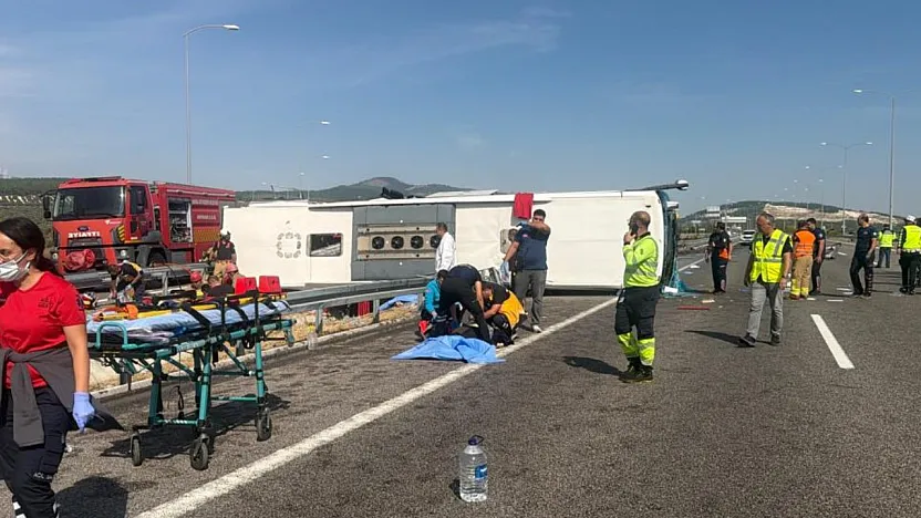 Manisa'da tır ile yolcu otobüsünün çarpıştığı kazada 11 kişi öldü, 26 kişi yaralandı