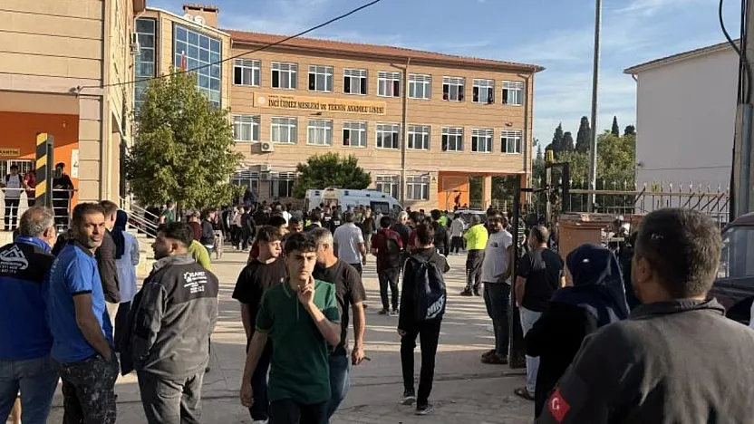 Manisa'da veliler okul önüne akın etti, ekiplerle arbede yaşandı
