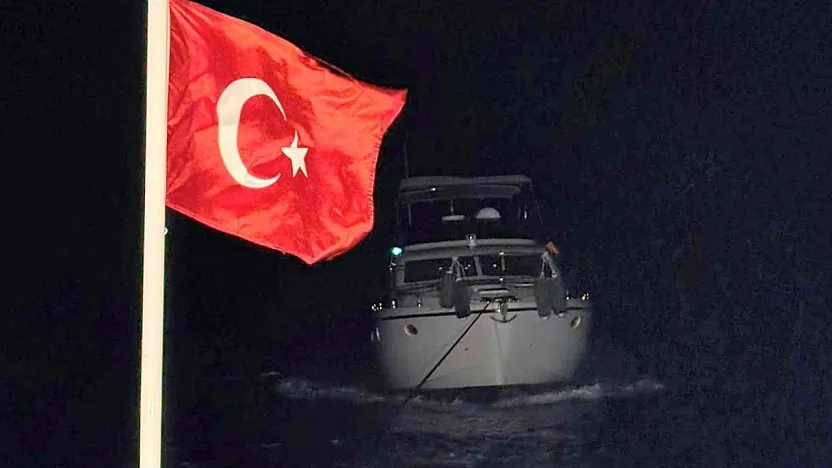 Marmaris açıklarında sürüklenen teknedeki 4 kişi kurtarıldı