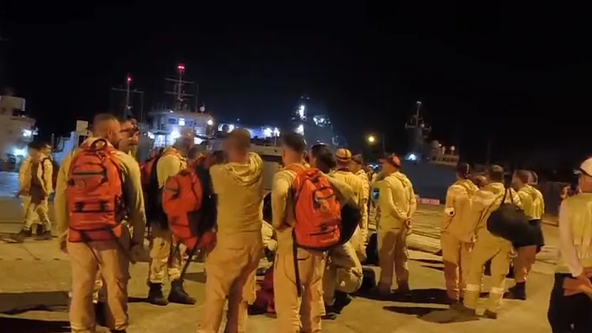 Marmaris'te arazözler çıkarma gemileriyle bölgeye gidiyor