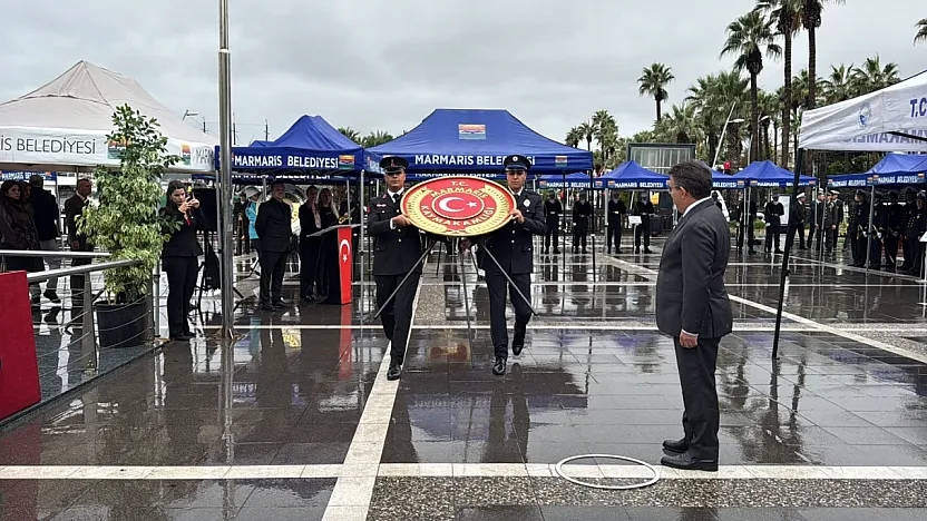 Marmaris'te Cumhuriyet Bayramı çelenk sunma töreni sağanak altında yapıldı