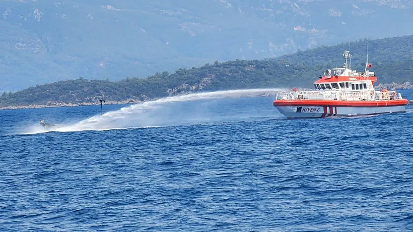 Marmaris'te demirli yelkenli tekne alevlere teslim oldu