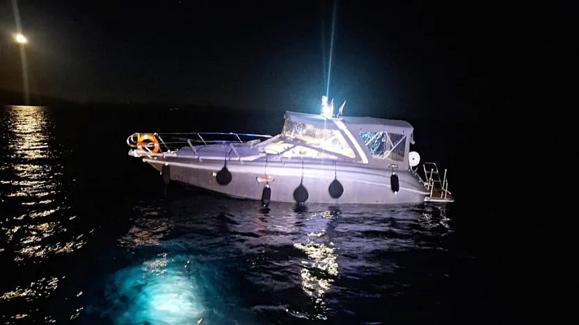 Marmaris'te Kayalıklara Çarpan Teknedeki 2 Kişi Kurtarıldı