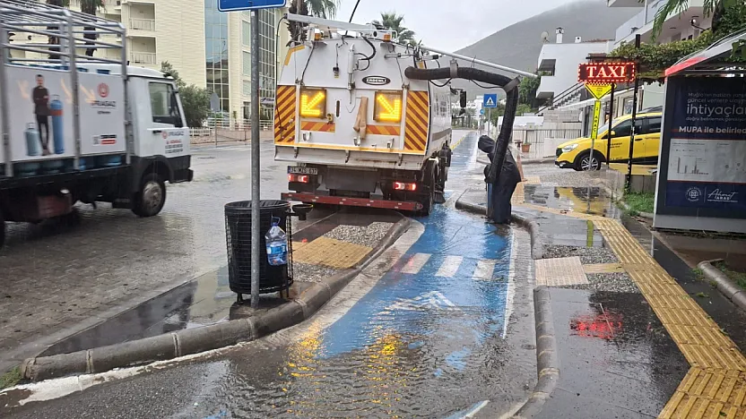 Marmaris'te sağanak sonrası belediye ekiplerinden müdahale