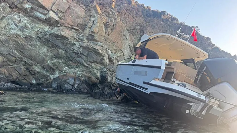 Marmaris'te Sürüklenen Fiber Tekne Kayalıklara Çarptı