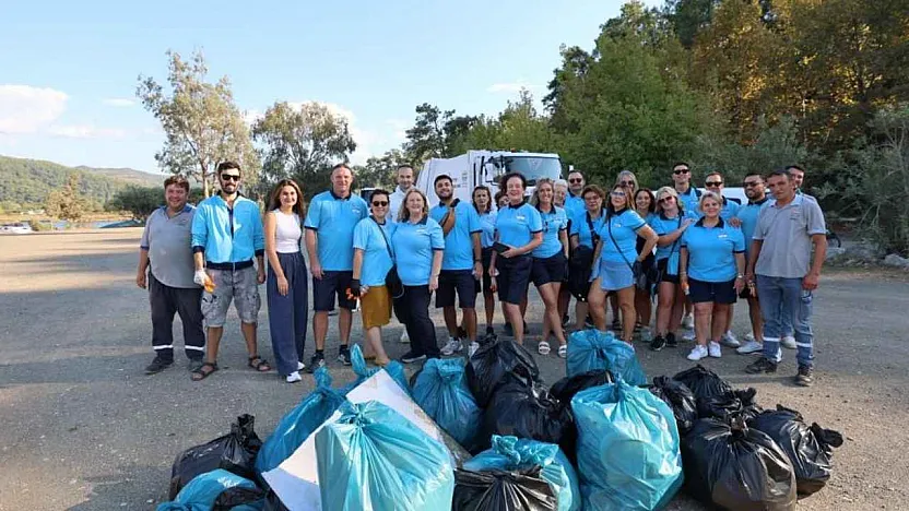 Marmaris'te turizm rehberleri ve belediye ekiplerinden sahil temizliği