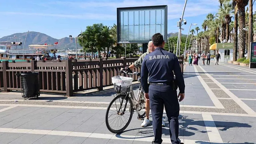 Marmaris'te zabıtadan yaya yolu denetimi