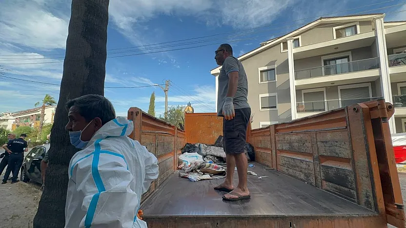 Marmaris'teki çöp evden bir kamyon çöp ve 30'a yakın kedi çıktı