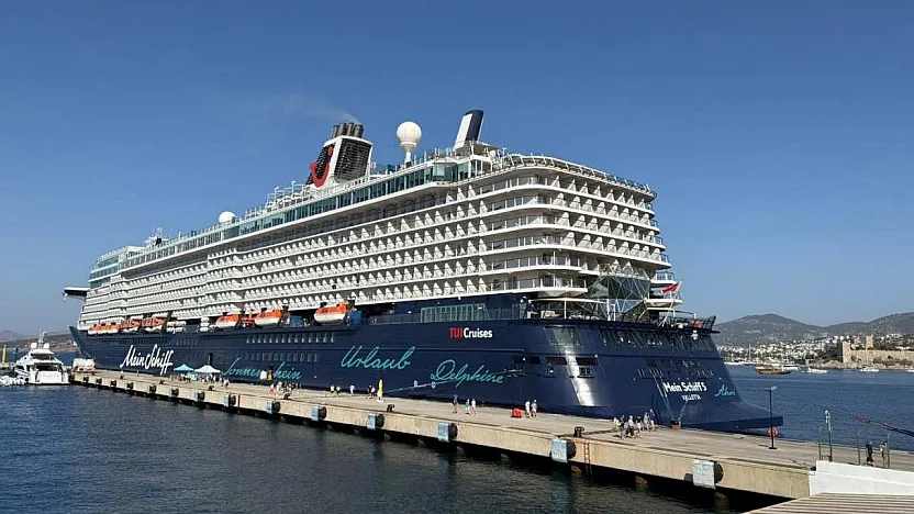 'Mein Schiff 5' kruvaziyeri 2 bin 756 yolcusuyla Bodrum'a geldi