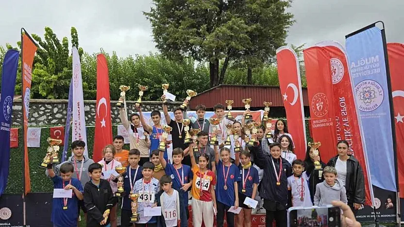 Menteşe'de Cumhuriyet Koşusu Heyecanı: Kupa ve Madalyalar Sahiplerini Buldu