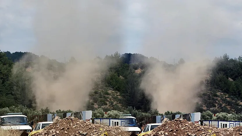 Menteşe'de küçük ölçekli hortumlar toz bulutlarına neden oldu