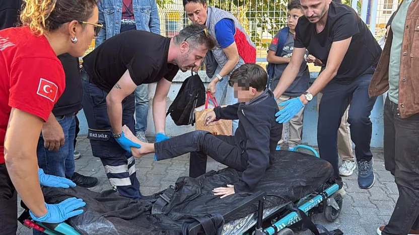 Menteşe'de okul çıkışı öğrencinin ayağı otomobilin altında kaldı