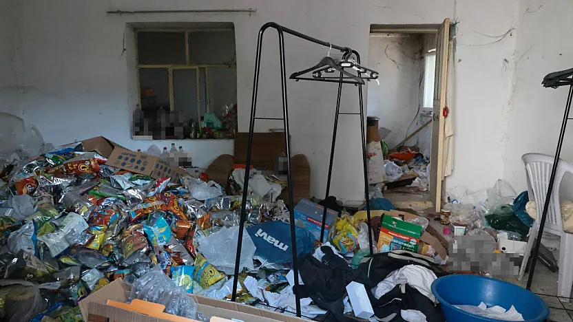 Menteşe'de psikolojik sorunları olan ve istifa eden imamın lojmanından tonlarca çöp çıktı