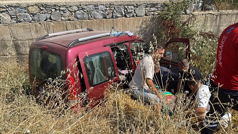 Menteşe'de ticari araç dere yatağına uçtu: 2 yaralı
